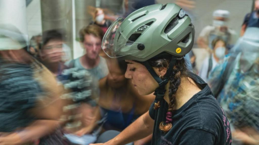 Una ciclista usando el casco para bicicletas Mips.