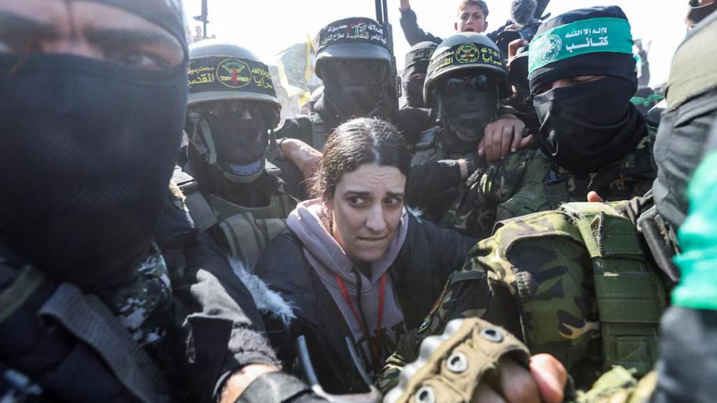 Terroristas de Hamás rodean a la rehén israelí Arbel Yehoud, liberada en Khan Younis el pasado 30 de enero.