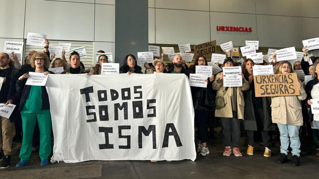 Concentración contra la agresión en el CHUAC de A Coruña.