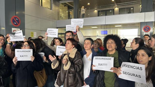 Concentración en el CHUAC de A Coruña para exigir mayor seguridad