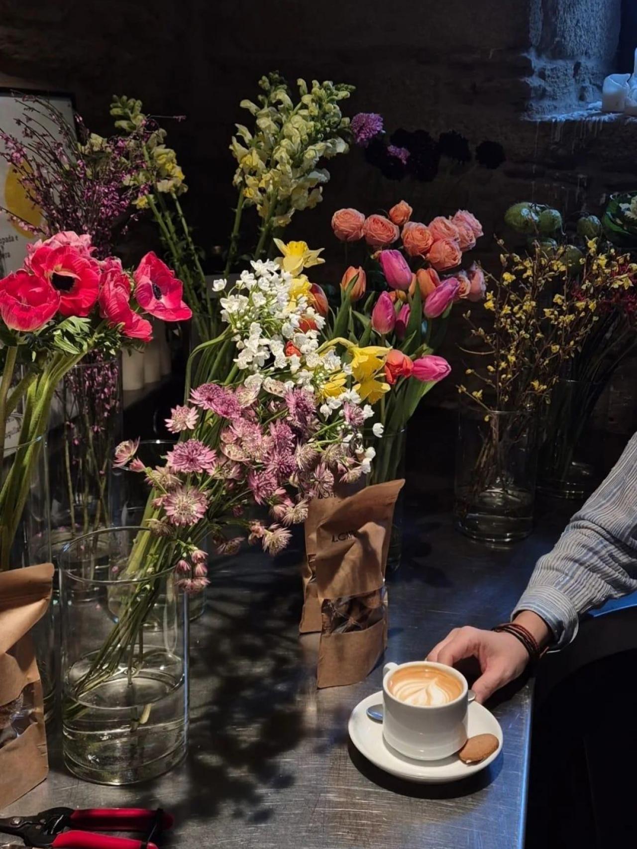 Flores de Malaherba y café de A Café.