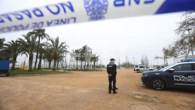 Un agente de la Policía Nacional, en la zona acordonada en la que tuvo lugar el apuñalamiento.