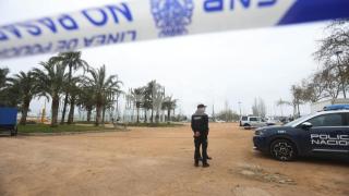 Un agente de la Policía Nacional, en la zona acordonada en la que tuvo lugar el apuñalamiento.