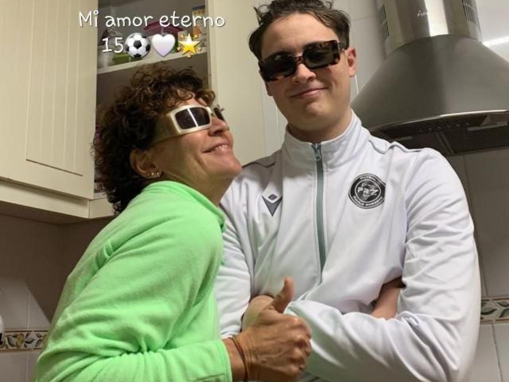 Altagracia, posa feliz, junto a su hijo, Álvaro, en una foto donde le declarar amor eterno.