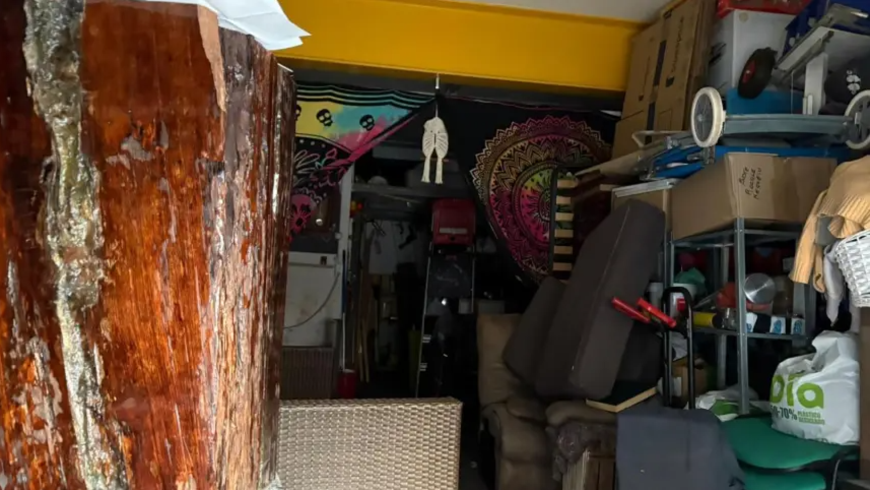 Interior del local donde vivía Juan Carlos y en el que apareció su cadáver, en Badalona.