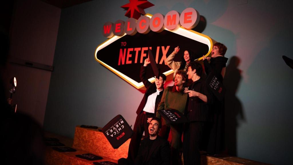 Elenco de la serie junto a Javier Castillo