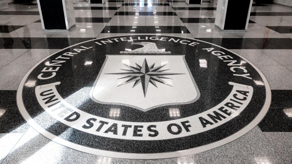 El escudo de la CIA a la entrada del cuartel general de la agencia en Virginia.