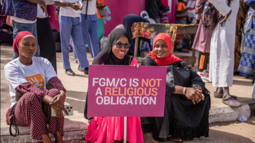 Gambianos protestan contra un proyecto de ley destinado a despenalizar la mutilación genital femenina mientras el parlamento debate el proyecto de ley en Banjul, Gambia, el 18 de marzo de 2024.