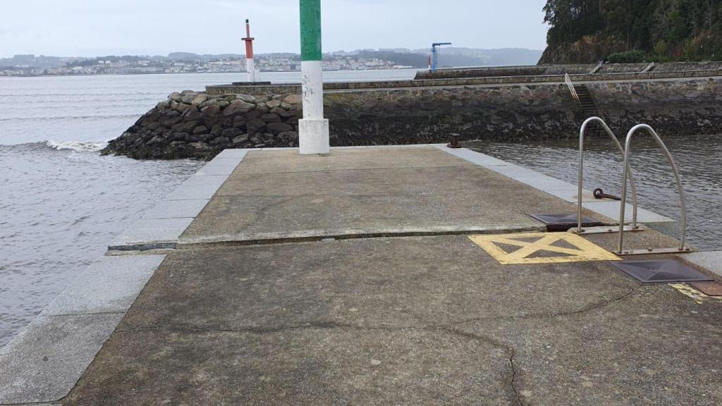 Espigón con una grieta en el puerto de Miño.