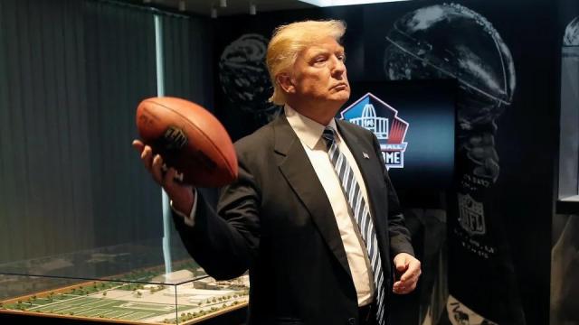 Donald Trump, en el Salón de la Fama del la NFL en Canton, Ohio, en 2016