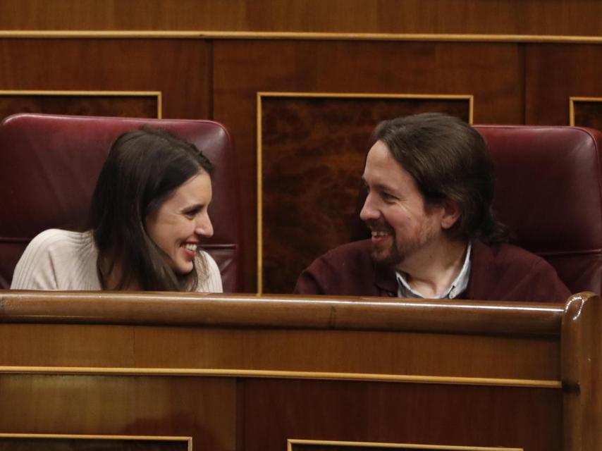 Irene Montero y Pablo Iglesias en una sesión parlamentaria, en 2019.