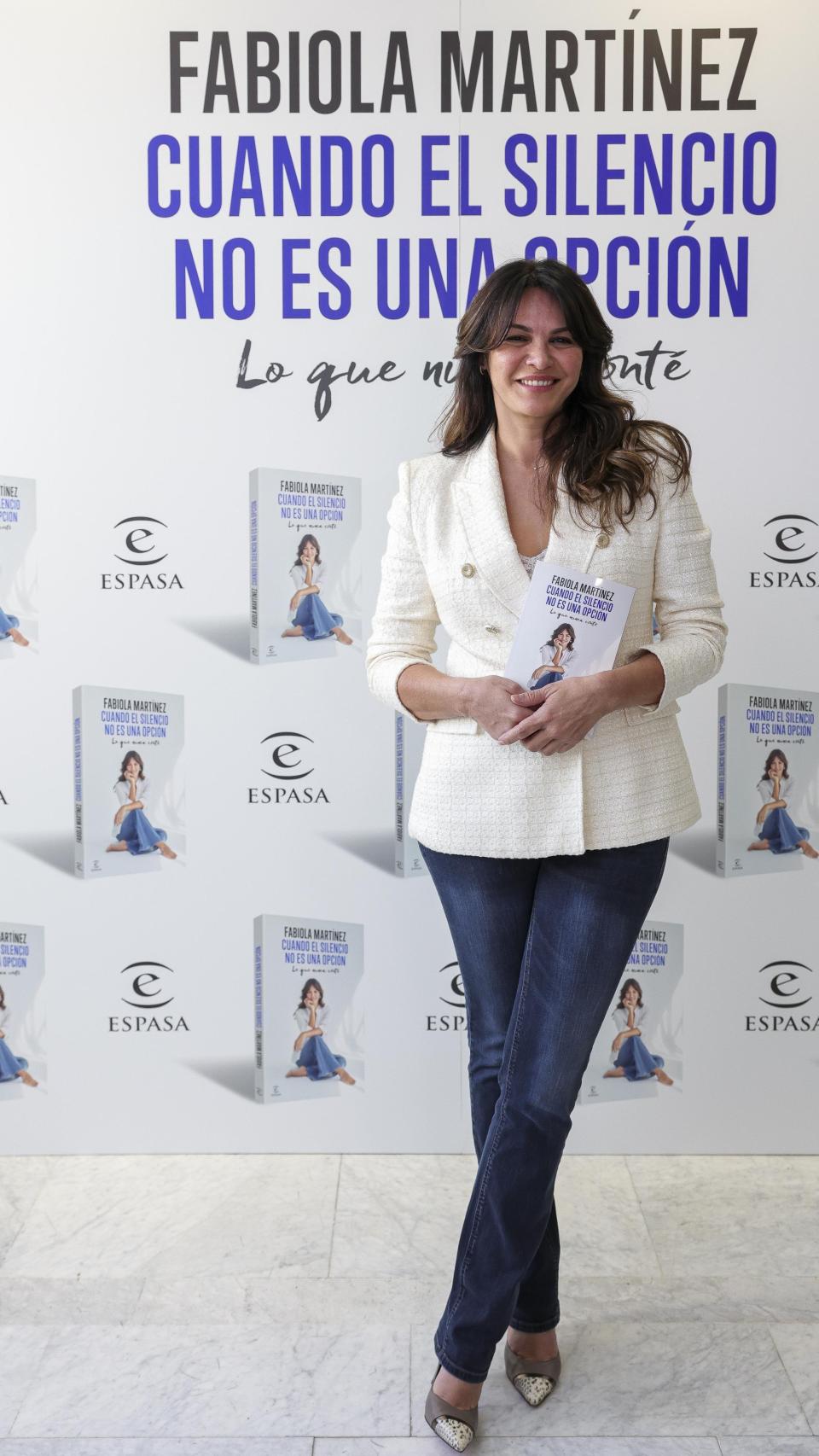 La exmujer de Bertín Osborne, posando, orgullosa, con su libro.