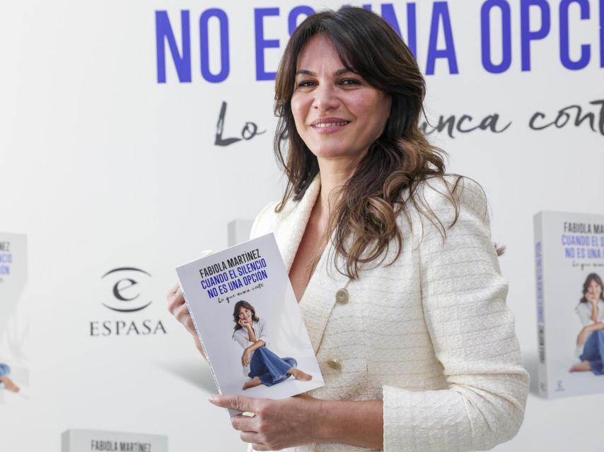 Fabiola, emocionada, junto a su libro, editado por Espasa.