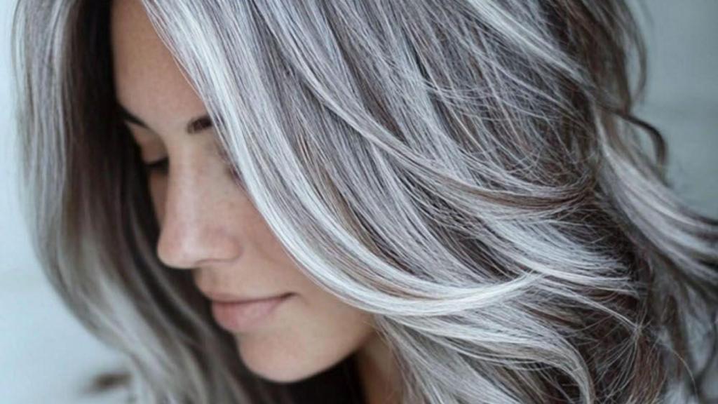 Mujer con mechas grey blending.