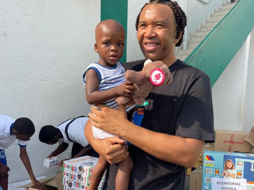 Benjamín Zarandona con alguno de los pequeños a los que ayuda en Guinea Ecuatorial.