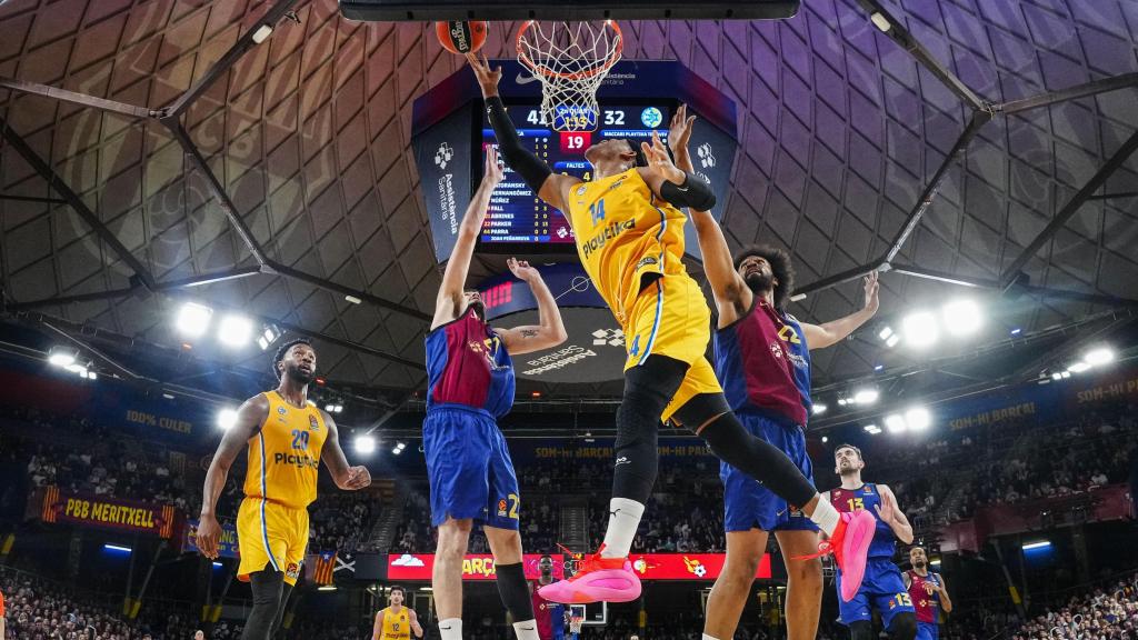 Jasiel Rivero trata de meter una canasta ante la presión de Abrines y Parker.