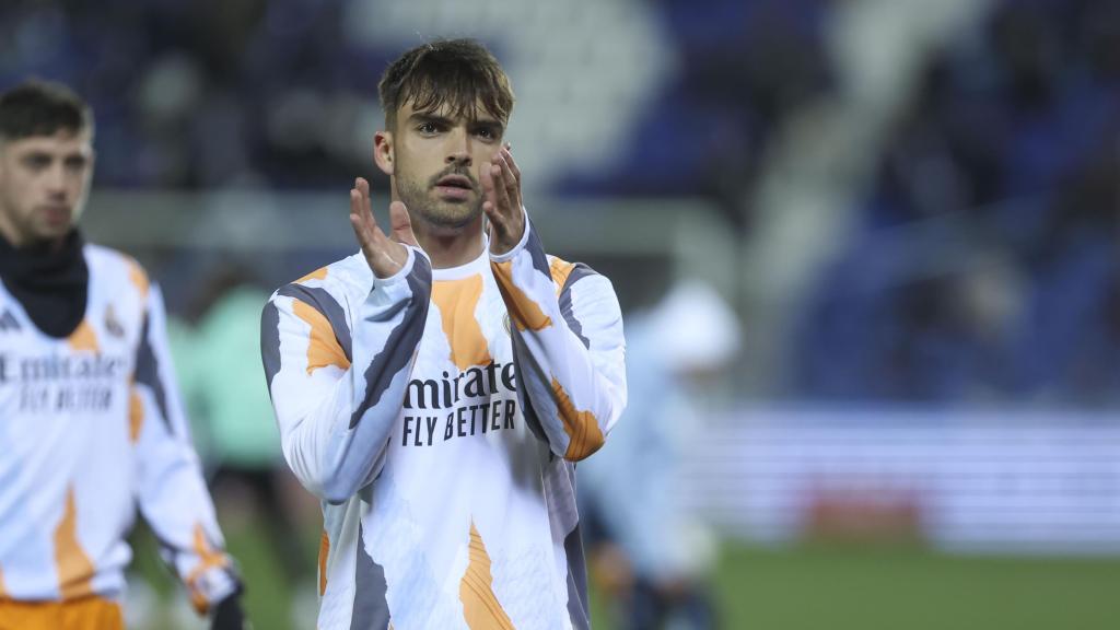 Raúl Asencio, en el calentamiento con el Real Madrid.