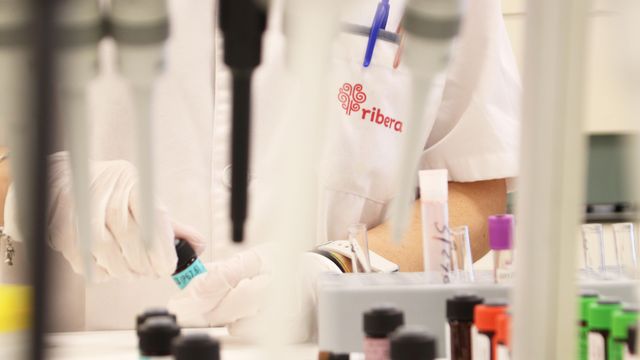 Un profesional Ribera Lab trabaja con muestras.