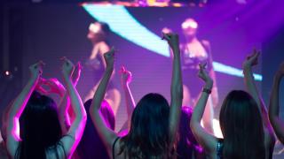 Piden cinco años de prisión para un hombre por abusar de una joven en los baños de un pub de Alicante