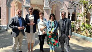 La concejala de Turismo, Eventos y Marca Ciudad, Blanca Jiménez; el gerente de la Sociedad Mixta y presidente de la Spain Film Commision, Juan Manuel Guimeráns, en la India