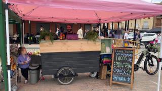Javier Baeza con su food bike. Fotografía cedida a EL ESPAÑOL de Castilla y León.