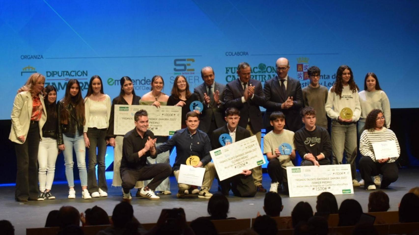 Foto de familia de los galardonados en los Premios Talento de la pasada edición.