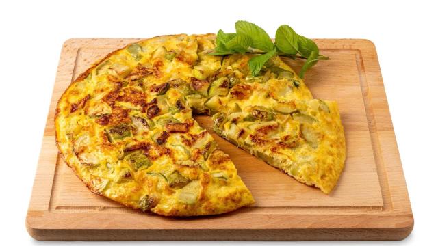 Una tortilla de calabacín con unas hojas de menta