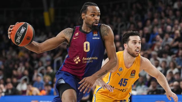 Kevin Punter se escapa de la presión de Tamir Blatt durante el partido.