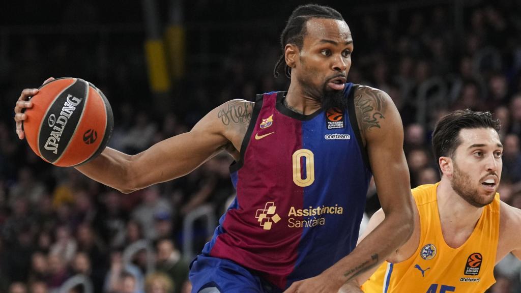 Kevin Punter se escapa de la presión de Tamir Blatt durante el partido.