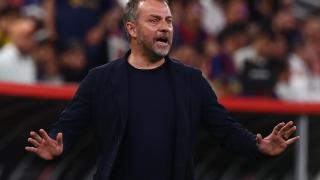 Hansi Flick, da órdenes a los jugadores del FC Barcelona en la semifinal de la Supercopa de España ante el Athletic Club