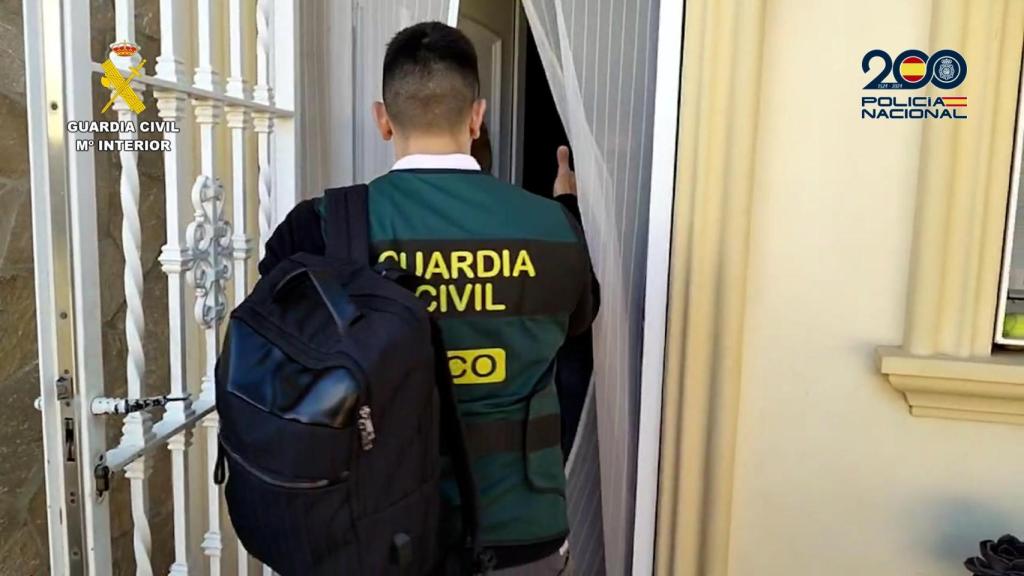 Imagen de la operación para detener al ciberdelincuente.