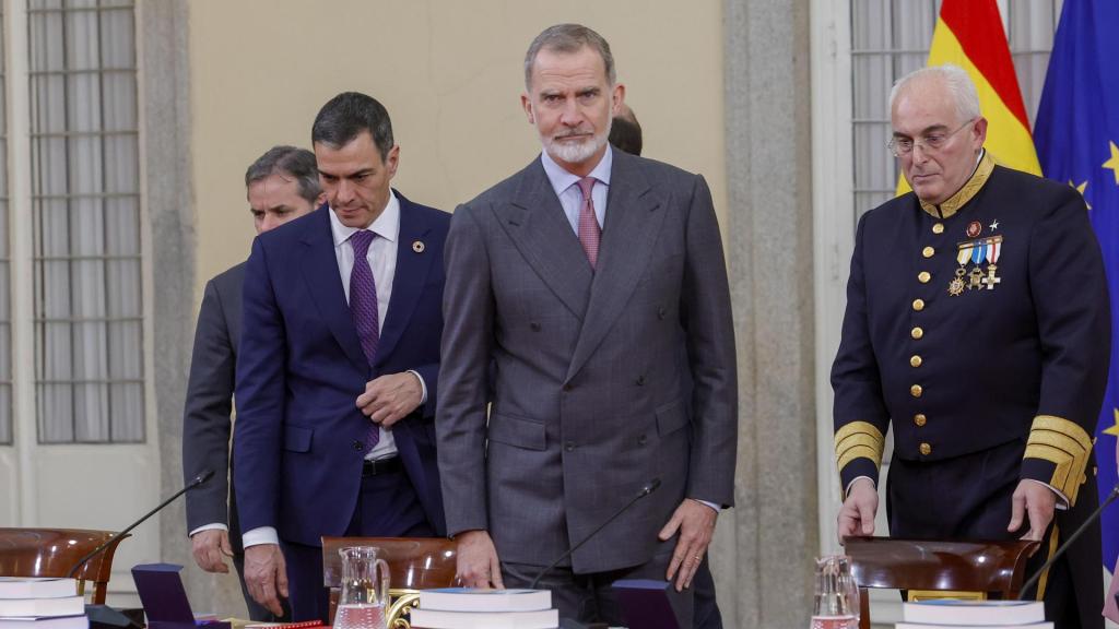 Los reyes Felipe VI y doña Letizia (fuera de la imagen), junto al presidente del Gobierno, Pedro Sánchez (izda), han presidido la reunión anual del Patronato del Instituto Cervantes celebrada este miércoles en el Palacio Real de El Pardo.