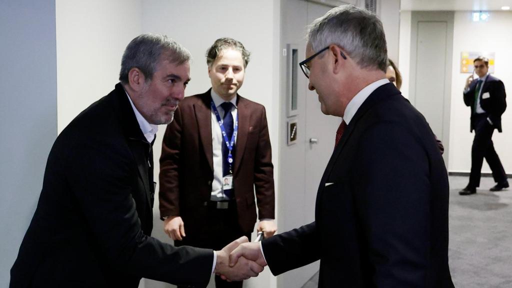 Fernando Clavijo saluda al comisario de Migraciones, Magnus Brunner, el pasado diciembre, en Bruselas.