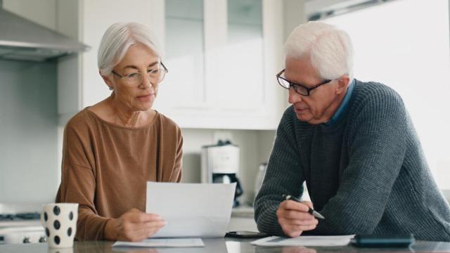 Dos personas revisando un documento.