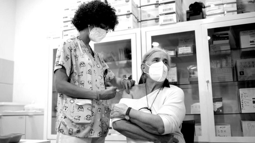 Una mujer se vacuna durante la campaña de vacunación contra la gripe