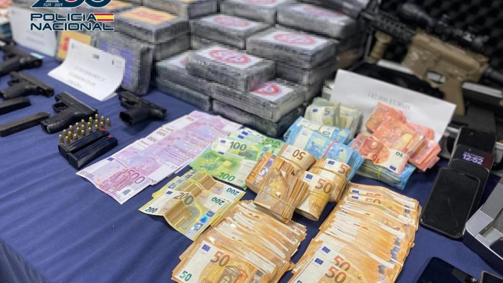 Dinero intervenido en la operación de la Policía Nacional contra un importante clan familiar dedicado al tráfico de cocaína.