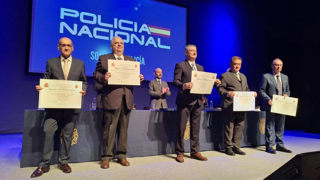 Los policías nacionales homenajeados en Málaga.