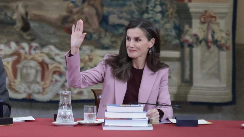 La Reina ha lucido sus pendientes de rubíes.