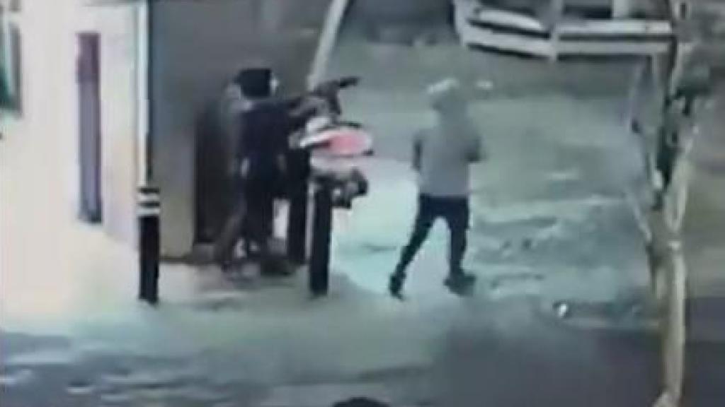 Momento en el que los dos sospechosos disparan con fusiles Kalashnikov en el metro de Bruselas.