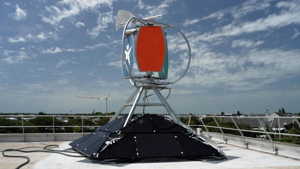 El aerogenerador GreenPack incluye una base con placas solares