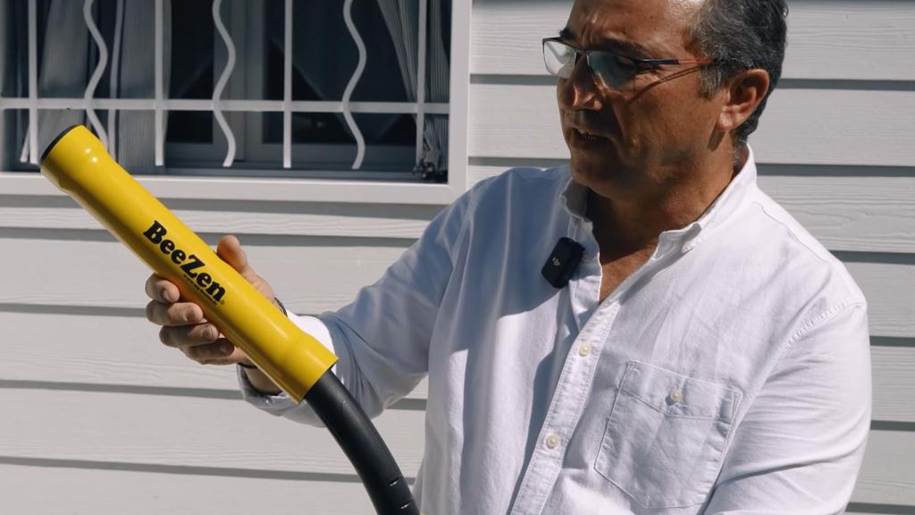 Manuel Augusto, el inventor de BeeZen, con una versión comercial del producto.