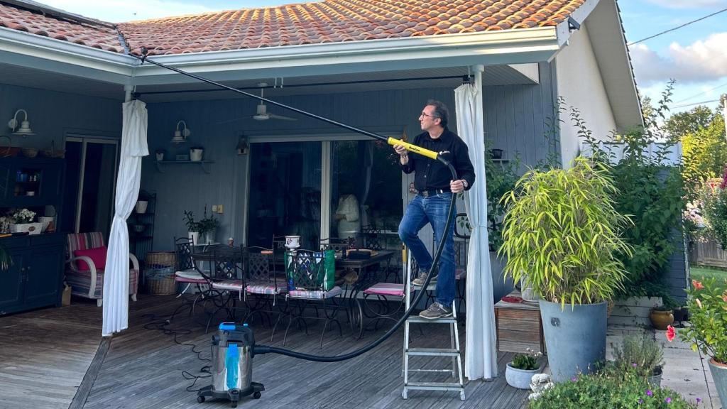 El creador de BeeZen, Manuel Augusto, utilizando el dispositivo.