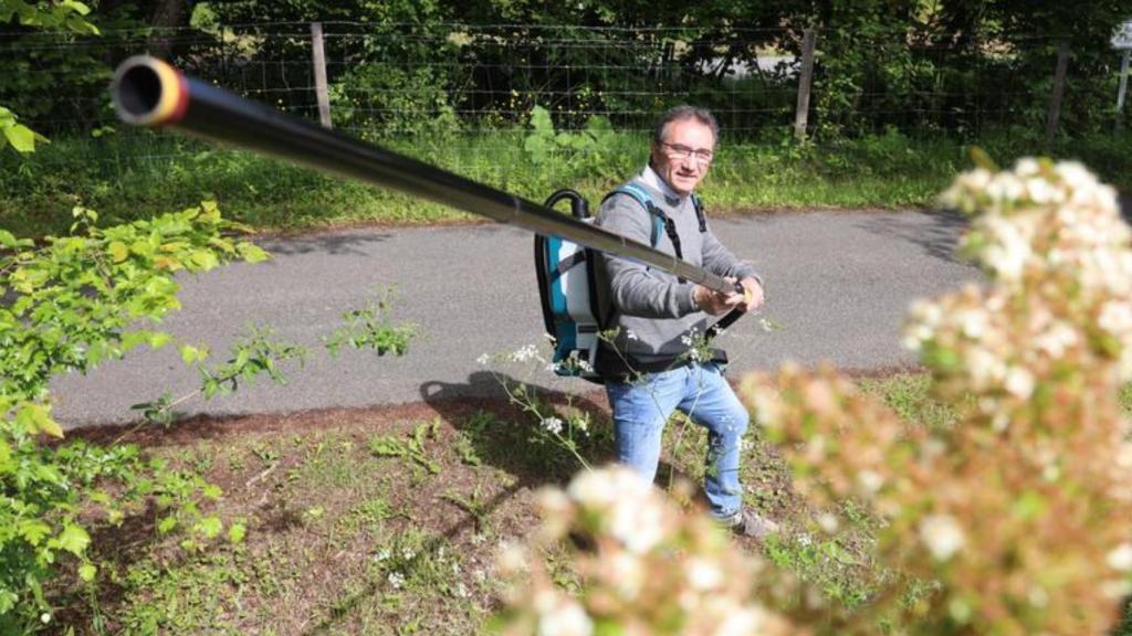 El creador de Beezen, Manuel Augusto, utilizando el dispositivo.