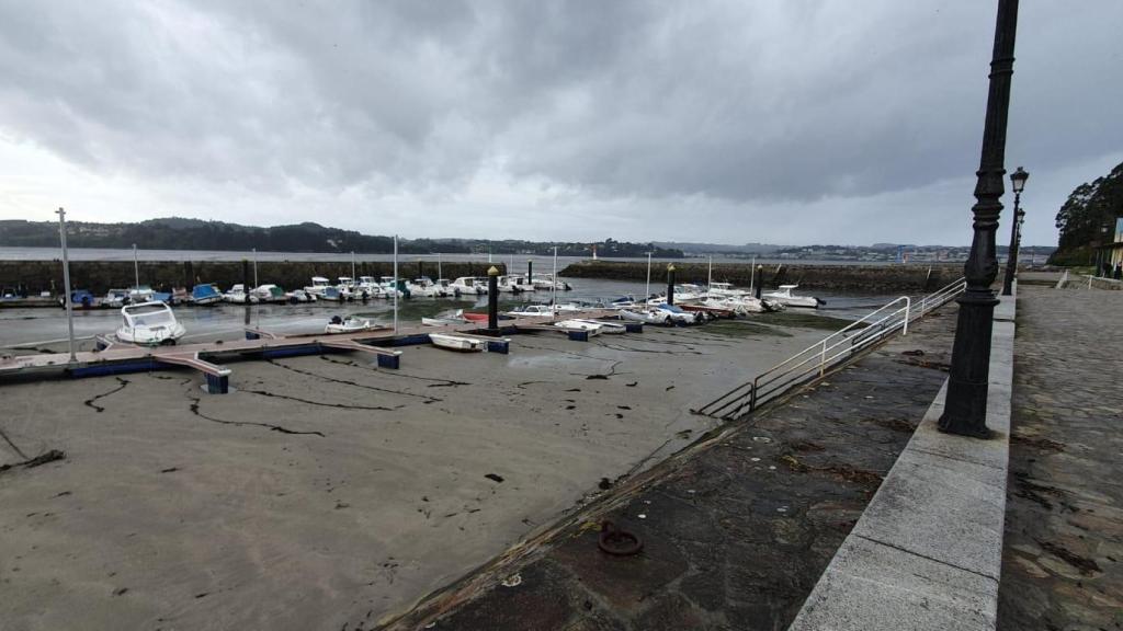Vista de la dársena de Miño (A Coruña) con la marea baja.