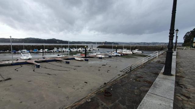 Vista de la dársena de Miño (A Coruña) con la marea baja.