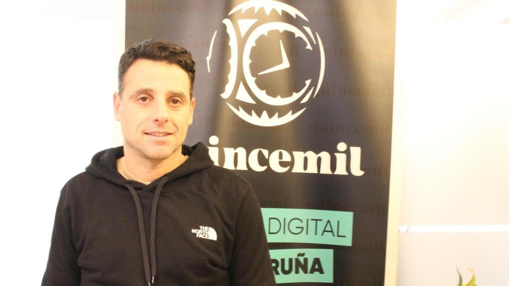 El atleta Javier Castroverde en las oficinas de Quincemil