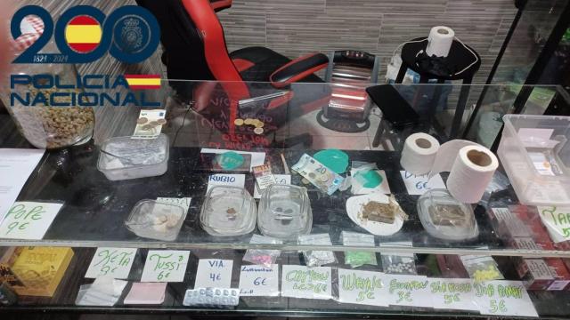 Imagen de la droga decomisada en el piso de la Macarena