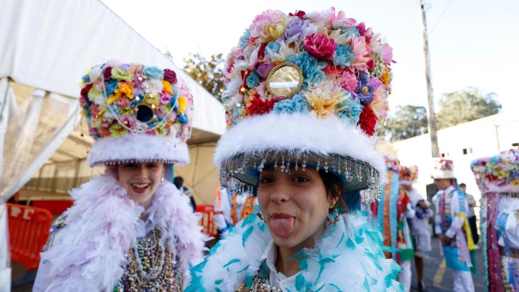 Detalle de los sombreros de las Madamas.