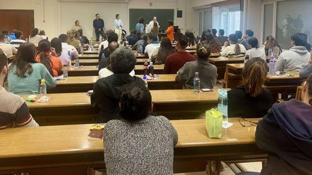 Varios alumnos antes de hacer el MIR de 2025.