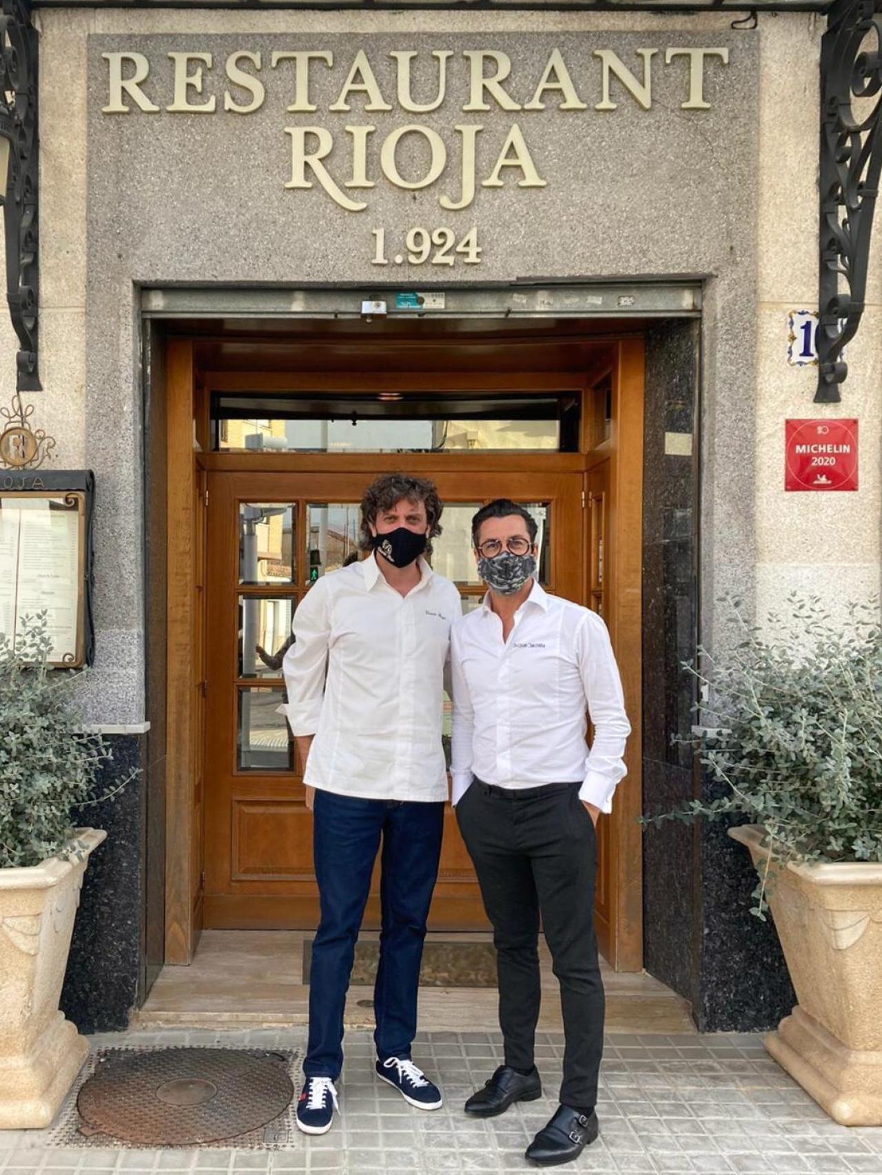 Vicente Rioja y Quique Dacosta en la entrada del Restaurante Rioja en tiempos de covid.